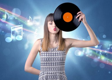 Vinil kaydı tutan kadın