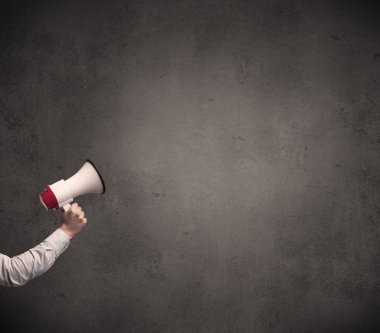 Düz arka plan üzerinde megafon