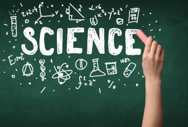 Olgun bilim adamı gemide çizim yapıyor.