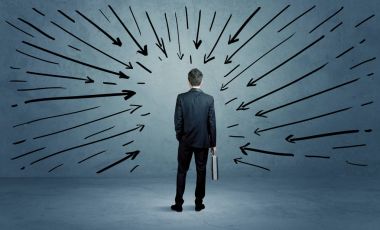 Ayakta duran erkek bir hata yaptı.