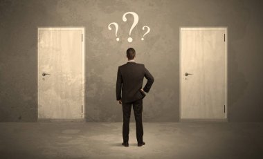 Kapı önünde duran işadamı