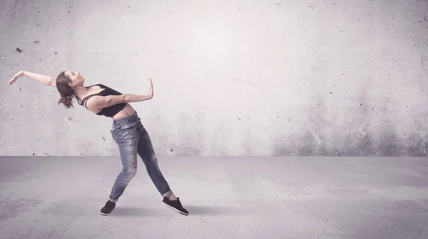 Pretty urban dancer with empty background — Stock Photo, Image