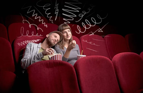 Casal bonito no cinema assistindo filme — Fotografia de Stock