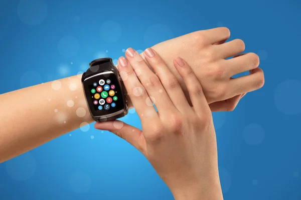 Main féminine avec smartwatch et icônes app — Photo