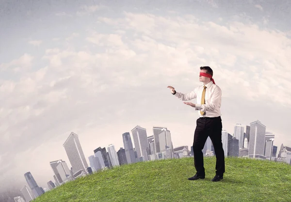 Hombre de negocios con los ojos vendados — Foto de Stock