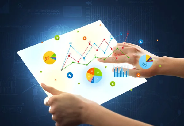 Hände berühren eine glasartige Tablette mit Diagrammen — Stockfoto