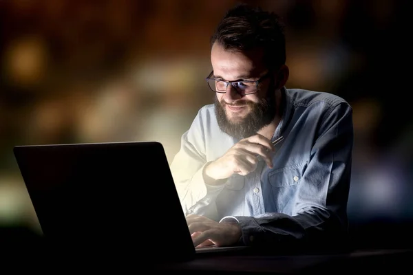 Empresário no escritório à noite — Fotografia de Stock