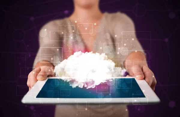 Mulher segurando tablet com gráfico em nuvem — Fotografia de Stock