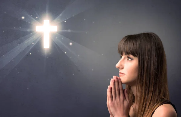 Молиться дівчина — стокове фото