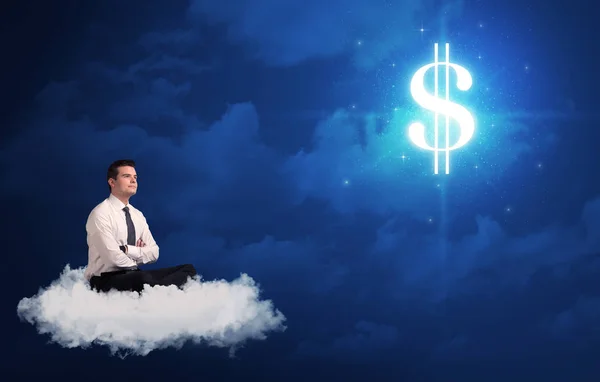 Hombre sentado en una nube soñando con dinero — Foto de Stock