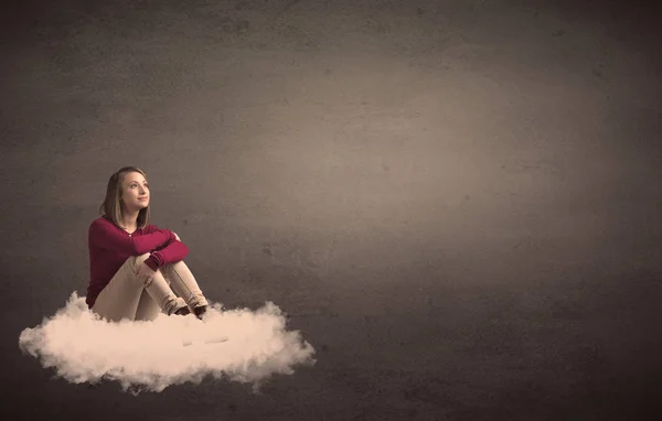Mulher sentada em uma nuvem com chão liso — Fotografia de Stock