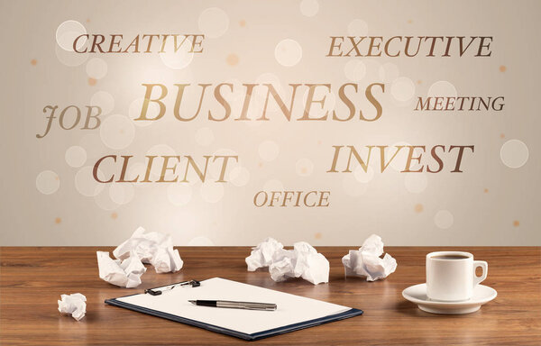 Рабочий стол с надписью на стене