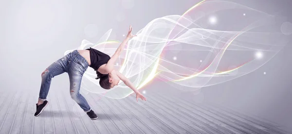 Miejski breakdancer taniec z białymi liniami — Zdjęcie stockowe