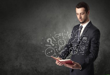 Elinde kitap tutan bir işadamı.