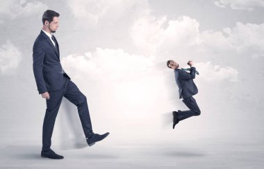 Büyük patron küçük çalışan tekme