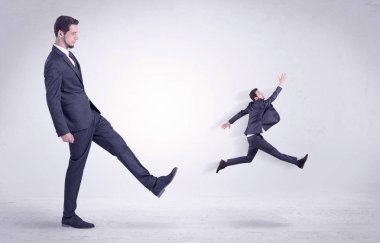 Büyük adam küçük kendisini kovuyor