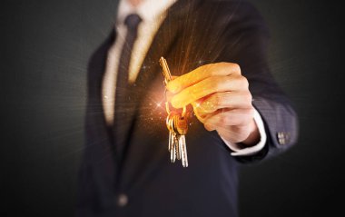 Takım elbiseli adam el tuşları