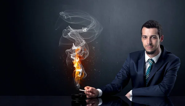 Hombre de negocios fumar . — Foto de Stock