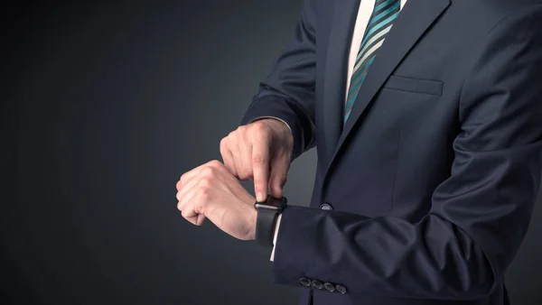 Homem de terno usando smartwatch . — Fotografia de Stock