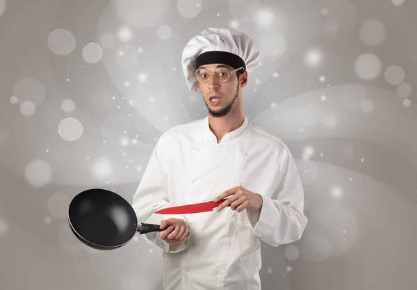 Αρσενικό μάγειρας με γυαλιστερό γκρι ταπετσαρία — Φωτογραφία Αρχείου