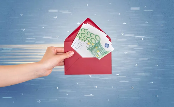 Hand met envelop met pijlen rond — Stockfoto