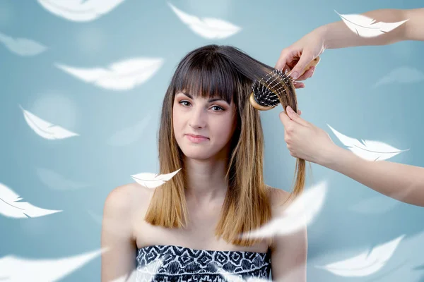 Mujer bonita en el salón con concepto etéreo —  Fotos de Stock