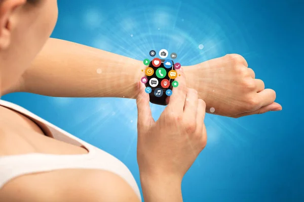 Smartwatch uygulama simgeleri ile. — Stok fotoğraf