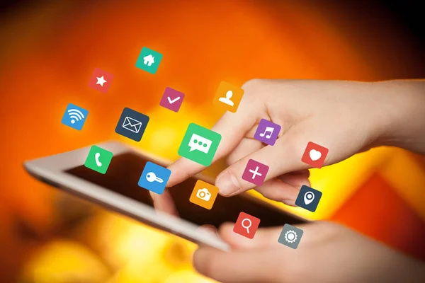 Vingers aanraken tablet met apps — Stockfoto