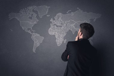 Dünya haritası olan iş adamı