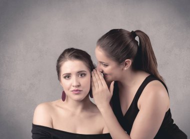 Kız onu kız arkadaşına gizli şeyler söylüyorum