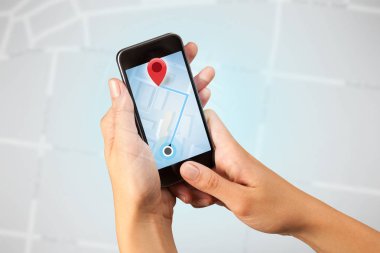 Akıllı telefon tutan bir kadın.