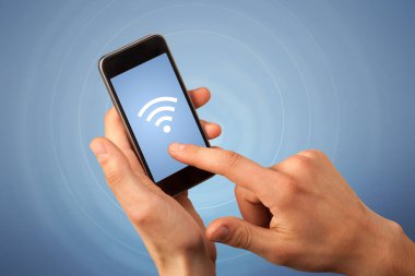 Akıllı telefon tutan bir kadın.