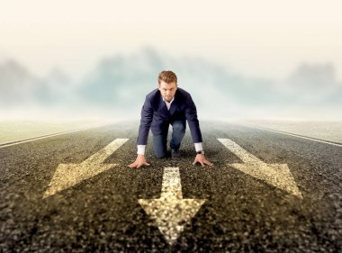 Hazır konumda diz çökmüş işadamı