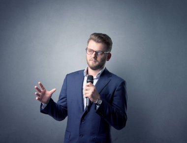 İşadamı holding mikrofon