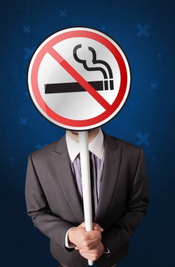 Hiç Sigara İçilmez işareti tutan işadamı
