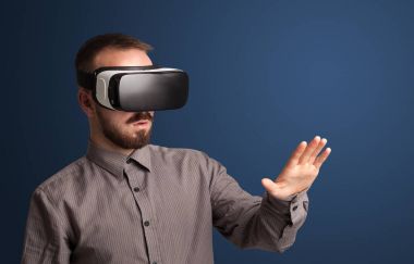 İşadamı ile sanal gerçeklik koruyucu gözlük