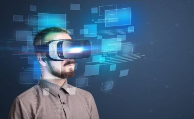 İşadamı ile sanal gerçeklik koruyucu gözlük