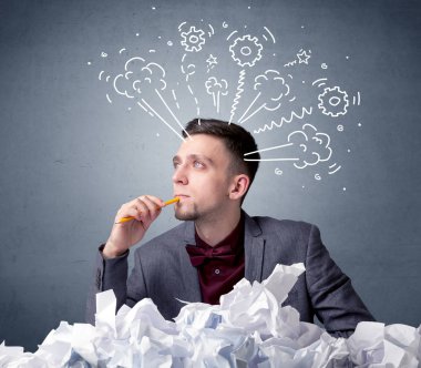 İşadamı buruşuk kağıt arkasında