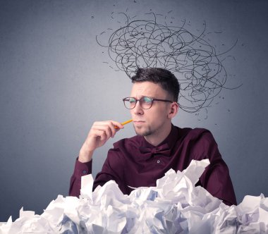 İşadamı buruşuk kağıt üzerinde