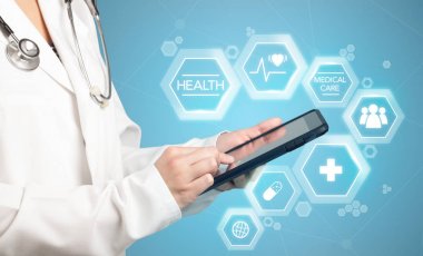 Kadın doktor holding tablet vurgulama tıbbi kelimeler ile mavi arka plan ve arama çubuğu ile