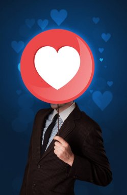 Kalp işareti tutan işadamı 
