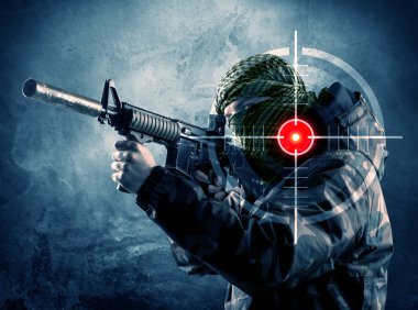 Terörist silah ve lazer hedef onun vücudunda adamla maskeli 