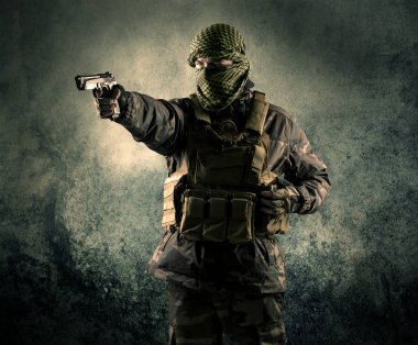 Eski adam Maskeli silahlı askerlerle portresi