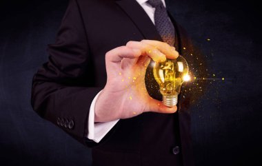 bir ampul tutarak ofis çalışanı