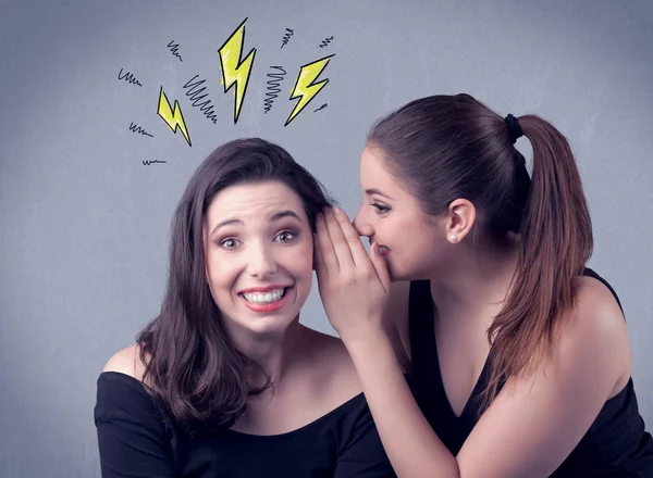 Menina dizendo coisas secretas para sua namorada — Fotografia de Stock