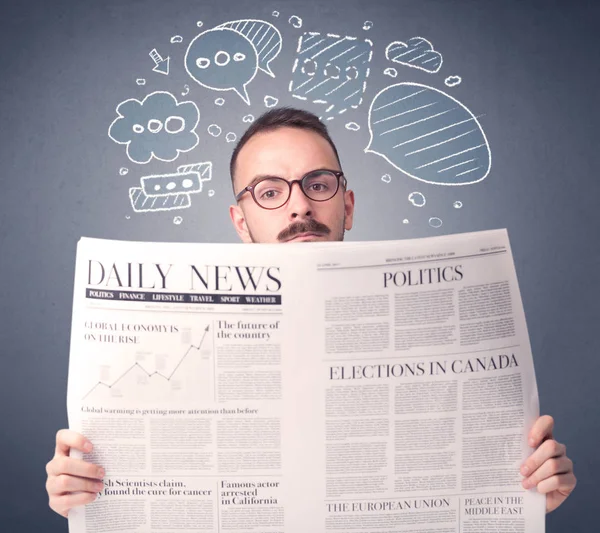 Empresário lendo jornal — Fotografia de Stock