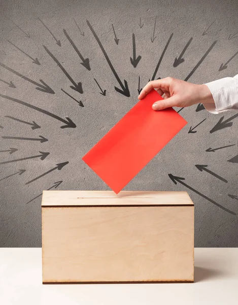 Nahaufnahme einer Wahlurne und Stimmabgabe — Stockfoto