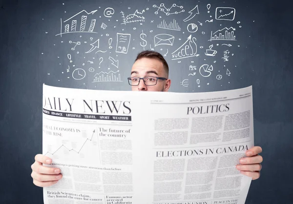 Empresário lendo jornal — Fotografia de Stock