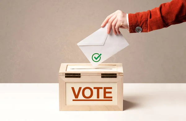 Zblízka mužské ruky dát hlas do volební urny — Stock fotografie