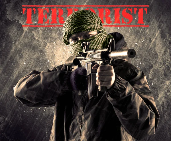 テロリスト汚れた bac サインオンで危険な仮面と武装した男 — ストック写真